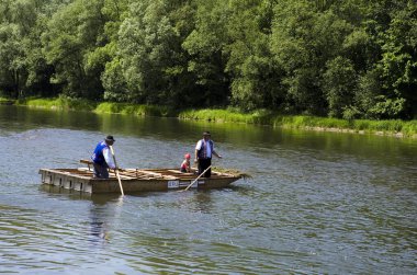 Dağlardaki Dunajec nehrinin manzarası