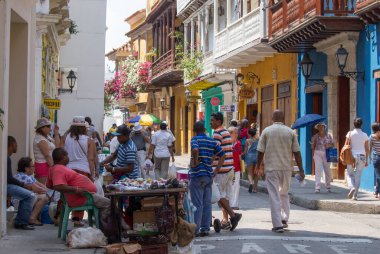 CARTAGENA, COLOMBIA - 29 Ekim 2015: Cartagena şehir merkezinde kimliği belirsiz insanlar. Kolombiya 'nın en büyük beşinci şehri ve Barranquilla' dan sonra bölgenin en büyük ikinci şehridir..
