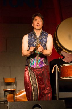 Kimliği belirsiz insanlar Japon tarzında tiyatro sahnelerinde oynuyorlar.