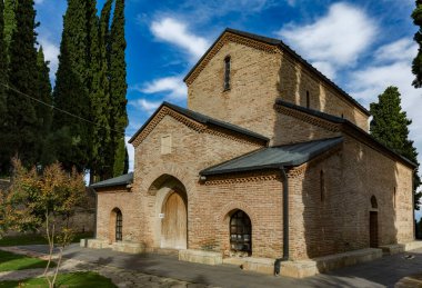 Sighnaghi, Kakheti, Gürcistan - 10 Ekim 2014: Bodbe 'deki St. Nino Manastırı Gürcü Ortodoks manastırı ve Bodbe Piskoposlarının merkezi Sighnaghi kasabasından 2 km uzaklıktadır..