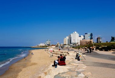 Sahilin manzarası ve arka planda deniz.