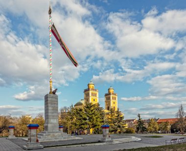 EGER, HUNGARY - 21 Mart 2016: Eğer katedralinin dışı. Eğer en çok kalesi, termal hamamı ve tarihi binalarıyla tanınır..