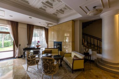 BURGAS, BULGARIA - 21 Temmuz 2016: 1959 yılında kurulan Primoretz Grand Hotel ve Spa, şehirdeki tek beş yıldızlı otel. Burgaz, Bulgaristan 'ın Karadeniz kıyısındaki ikinci büyük kenti oldu..