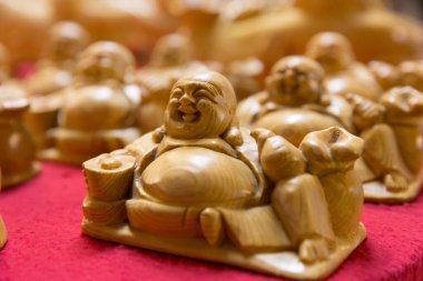 Tayland pazarında ahşap eşyalar.