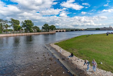 Yazın nehir manzarası ve köprü manzarası.