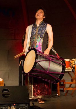 Kimliği belirsiz insanlar Japon tarzında tiyatro sahnelerinde oynuyorlar.