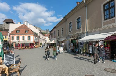 EGER, HUNGARY - 21 Mart 2016: Eğer şehir merkezi, Heves ilçesi ve Kuzey Macaristan 'ın ikinci büyük şehri (Miskolc' ten sonra)).