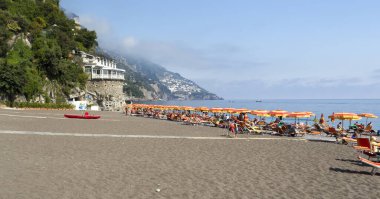 Denize ve dağlara bak.