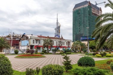 BATUMI, GEORGIA - 20 Temmuz 2015: Batum 'un merkezinde sokak. 190.000 kişilik nüfusuyla Batumi önemli bir liman ve ticaret merkezi olarak hizmet vermektedir..