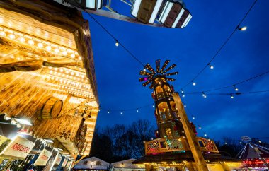 PARIS, FRANCE - 30 Kasım 2019: Paris Tuileries Garden Noel Pazarı