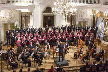 BUDAPEST, HUNGARY - 19 Kasım 2010 'da Macaristan' ın Budapeşte kentinde ElTE Üniversitesi 'nin sahnesinde ELTE Üniversitesi Macar Halk Dansları Grubu.