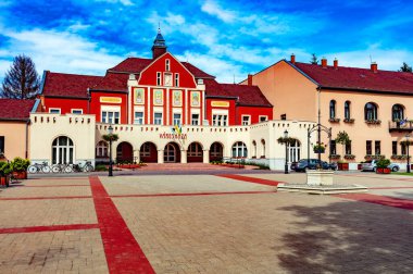 HATVAN, HUNGARY - 16 Haziran 2016: Macaristan 'ın Heves ilçesinde bir kasaba olan Hatvan şehir merkezindeki belediye binası.