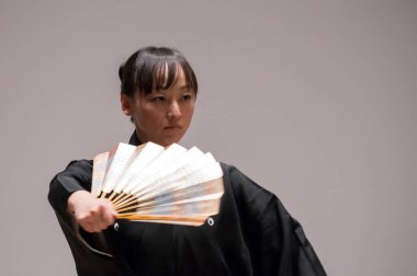 Sahnede sahne alan Asyalı kadın.