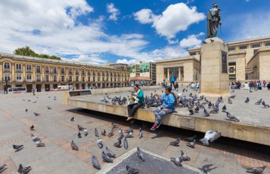 BOGOTA, COLOMBIA - 22 Ekim 2015: Başkent merkezindeki Bolivar Meydanı 'nda kimliği belirsiz insanlar. Bogota Latin Amerika 'nın en hızlı büyüyen büyük şehridir..