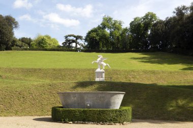 Parktaki genç bir kadının heykeli.