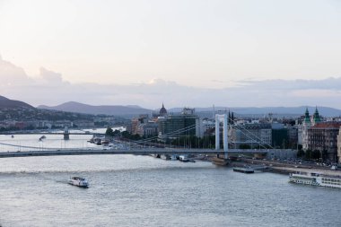 İstanbul Körfezi manzaralı, hindi
