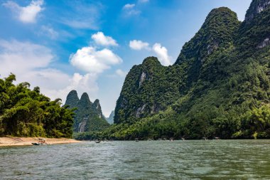 Yangshuo, Çin - 2 Ağustos 2017: Li nehrinde Xinping (Yangshuo) yakınlarında turistlerle Bambu Raftları.