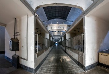 BUDAPEST, HUNGARY - 2 Aralık 2016: Terk edilmiş bir elektrik santralinin kontrol odası, Budapeşte 'de ilk olarak 1910 yılında açıldı.