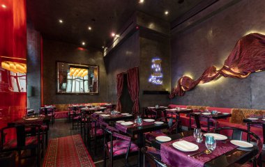 Şehir merkezinde bir restoranın içinde.