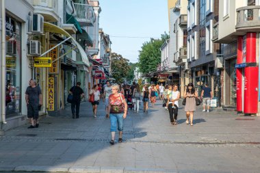 BURGAS, BULGARIA - 21 HAZİRAN 2016: Şehir merkezinde yürüyen insanlar. Burgaz, Bulgaristan 'ın Karadeniz kıyısındaki Sunny Beach' in merkezi olan ikinci büyük kentidir..
