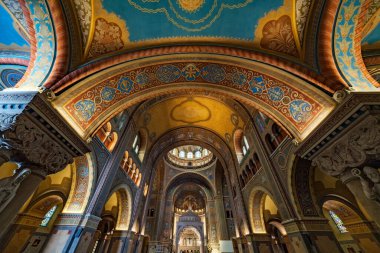 SZEGED, HUNGARY - 2 Ağustos 2018: Szeged 'de, Macar Hanımefendimiz Katedrali ve Adaklı Kilisenin İçi