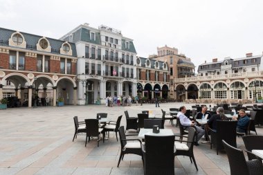 BATUMI, GEORGIA - 20 Temmuz 2015: Piazza, eski Batumi kasabasının ünlü meydanı. 190.000 kişilik nüfusuyla Batumi önemli bir liman ve ticaret merkezi olarak hizmet vermektedir.. 