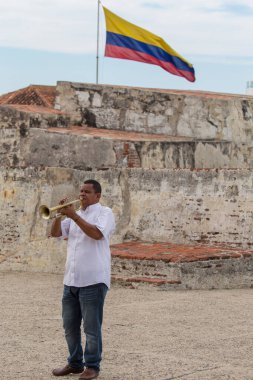 CARTAGENA, COLOMBIA - 29 EKİM 2015: Portekiz kalesini ziyaret ediyorlar. Cartagena, Kolombiya 'nın en büyük beşinci şehri ve Barranquilla' dan sonra bölgenin en büyük ikinci şehridir..