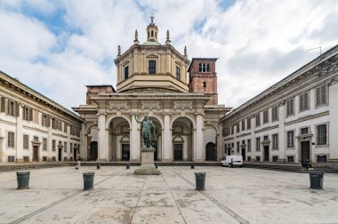 Milan, İtalya - 22 Ekim 2019: Milano, Lombardiya 'daki San Lorenzo Maggiore Kilisesi.