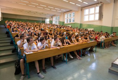 BUDAPEST, HUNGARY - 02 Eylül 2015: Budapeşte 'deki ELTE konferans salonunda kimliği belirsiz öğrenciler. Eotvos Lorand Üniversitesi (ELTE) Macaristan 'ın en büyük ve en eski üniversitesidir..