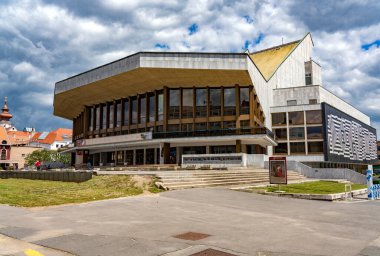 GYOR - 4 Haziran 2020: Macaristan 'ın Gyor kentindeki Ulusal Tiyatro. Gyor 'un güzel bir barok eski şehri var..