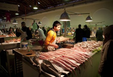 Pazardaki bir balık görüntüsü.