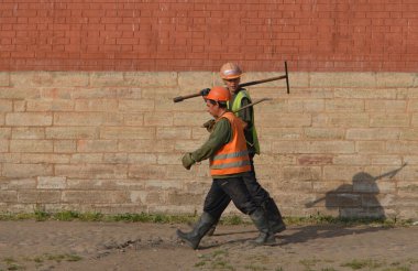 Arka planda üniformalı işçiler