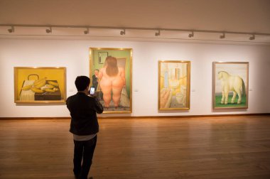 BOGOTA, COLOMBIA - 22 Ekim 2015 Botero Müzesi 'nin içi. Kolombiyalı usta sanatçı Botero tarafından bağışlanan sanat koleksiyonu, ülke tarihindeki en önemli bağış olarak kabul ediliyor..