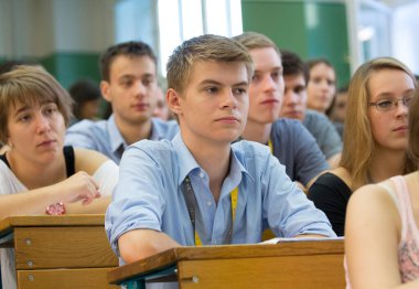 BUDAPEST, HUNGARY - 02 Eylül 2015: Budapeşte 'deki ELTE Üniversitesi' nin kimliği belirsiz öğrencileri ve öğretmenleri. Eotvos Lorand Üniversitesi (ELTE) Macaristan 'ın en büyük ve en eski üniversitesidir..
