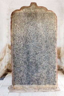 oyulmuş pencereli eski taş duvar