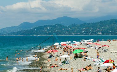 Sahilde bir grup insan.