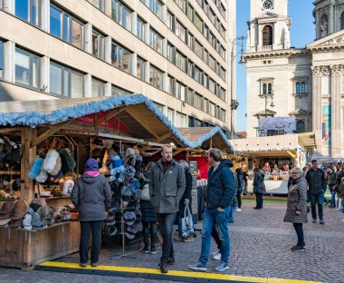 BUDAPEST, HUNGARY - 23 Kasım 2019: Macaristan 'ın başkenti Budapeşte' deki Vorosmarty Meydanı 'ndaki yıllık Noel Fuarı' nı kimliği belirsiz kişiler ziyaret etti.