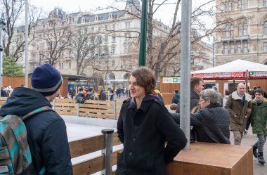 VİANNA, AUSTRIA - 19 Aralık 2019 İnsanlar Avustralya 'nın başkentindeki yıllık Noel pazarını ziyaret ediyor.