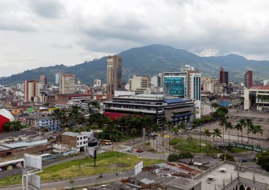 Pereira, COLOMBIA - 25 Ekim 2015: Yağmurlu bir günde Pereira 'nın gerçek görüntüsü. Şehir, And Dağları 'nın eteklerinde, Kolombiya' nın kahve üreten bölgesinde yer almaktadır..