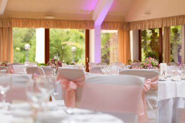 Çiçek ve sandalyeli düğün masası.