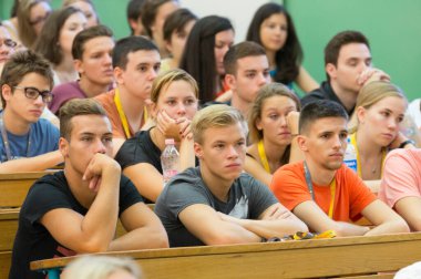 BUDAPEST, HUNGARY - 02 Eylül 2015: Budapeşte 'deki ELTE konferans salonunda kimliği belirsiz öğrenciler. Eotvos Lorand Üniversitesi (ELTE) Macaristan 'ın en büyük ve en eski üniversitesidir..
