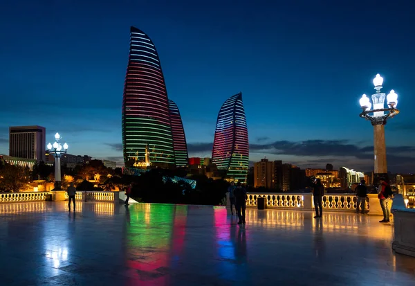 Baku Azerbaigian Maggio 2019 Luci Colorate Sulle Torri Fuoco Simbolo — Foto Stock