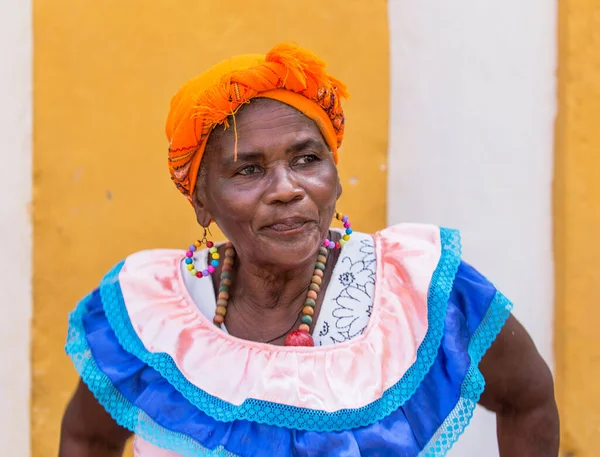 CARTAGENA, COLOMBIA - 29 Ekim 2015: Cartagena şehir merkezinde kimliği belirsiz bir kadın. Kolombiya 'nın en büyük beşinci şehri ve Barranquilla' dan sonra bölgenin en büyük ikinci şehridir..