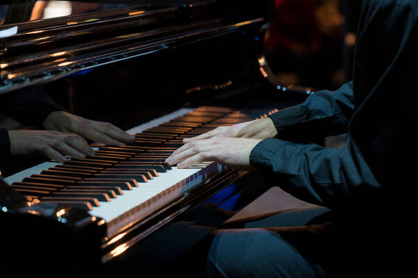 Неузнаваемый молодой пианист, играющий джаз 