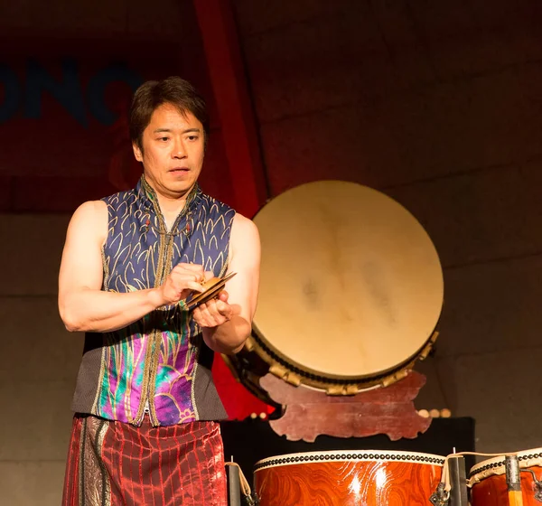 Kimliği belirsiz insanlar Japon tarzında tiyatro sahnelerinde oynuyorlar.