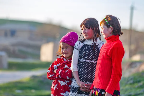 Samarkand Uzbekistán Marzo 2012 Niños Posando Para Turista Pueblo Cerca — Foto de Stock