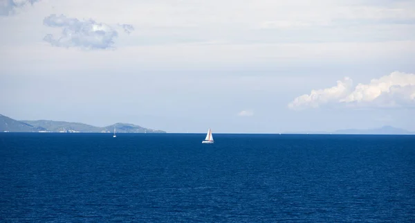 Utsikt Över Havet Och Den Blå Himlen — Stockfoto