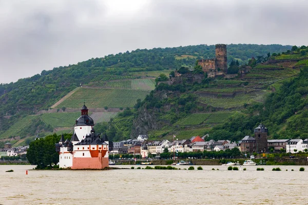 Blick Auf Die Europäische Stadt Zwischen Fluss Und Bergen — Stockfoto