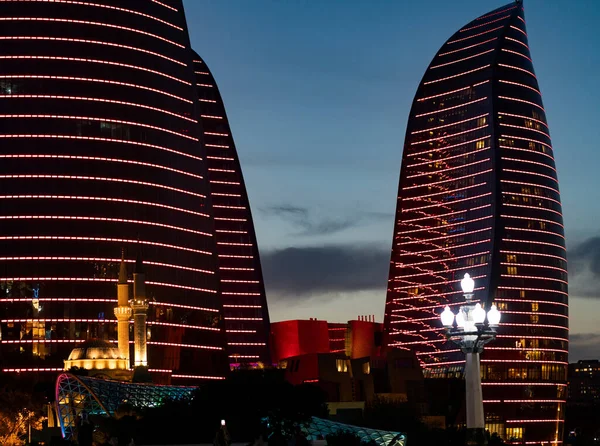 Baku Azerbaigian Maggio 2019 Luci Colorate Sulle Torri Fuoco Simbolo — Foto Stock