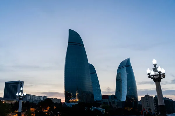 Baku Azerbaijão Maio 2019 Luzes Coloridas Nas Torres Chama Símbolo — Fotografia de Stock